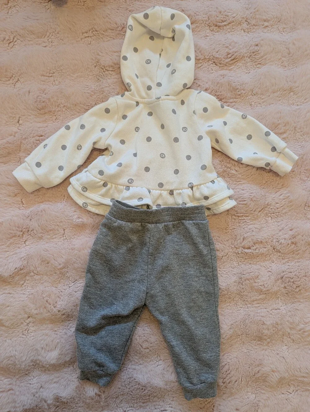 Calvin Klein Baby Girls Sweat Set In Size 6-9m